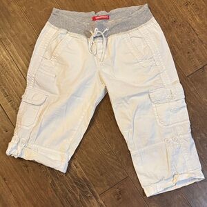 UNIONBAY Women's Cream Capris with Gray Waistband